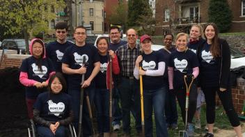 2015 Picnic day volunteers with shovels 