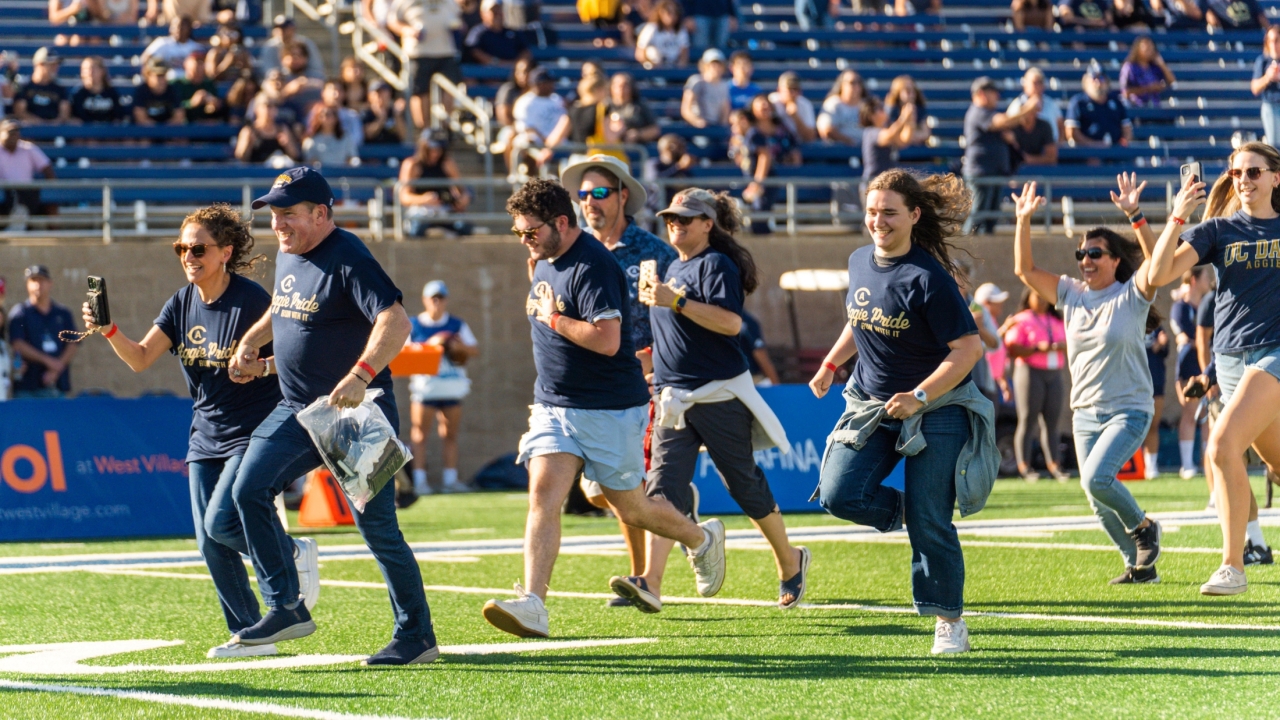 group of alumni running