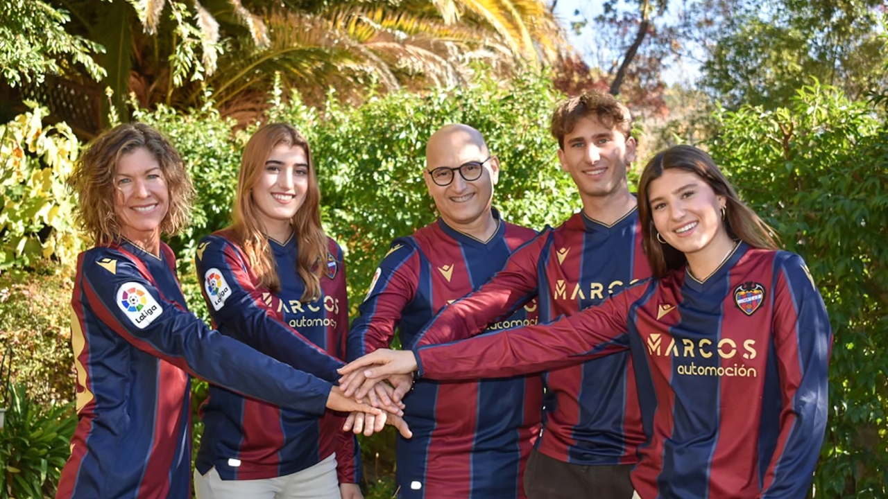 David with his family wearing matching sports jerseys with the Marcos Automoción logo.