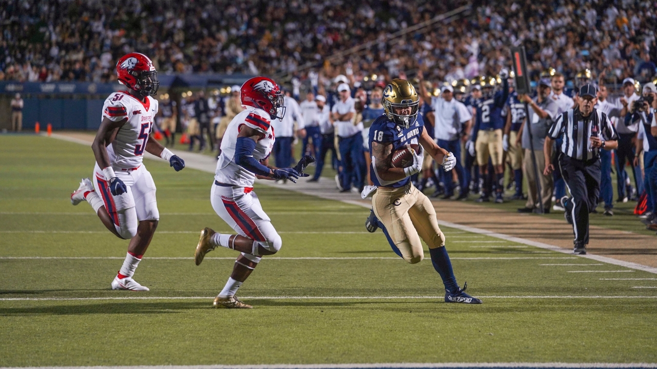 Football player catching the ball