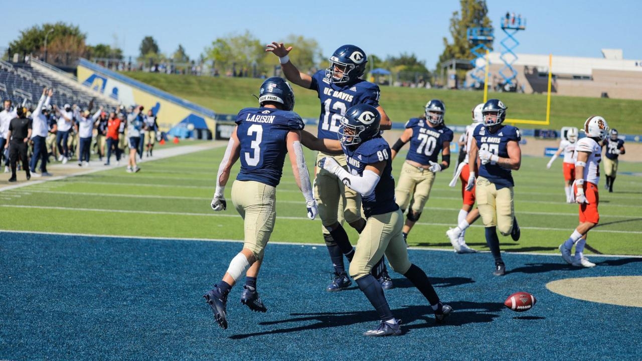 UC Davis Football player making a touchdown.